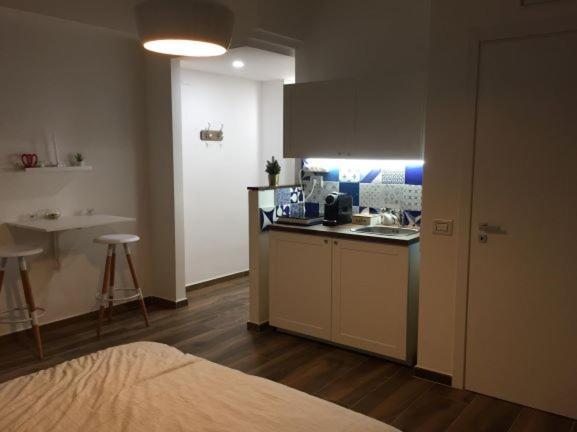 La Casa Di Alice Bed & Breakfast Salerno Bagian luar foto