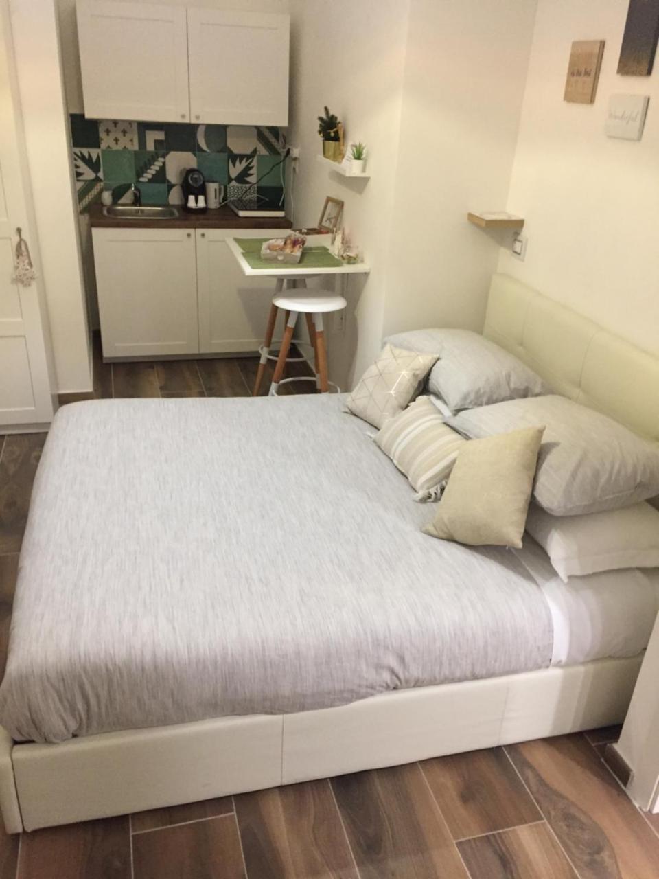 La Casa Di Alice Bed & Breakfast Salerno Bagian luar foto